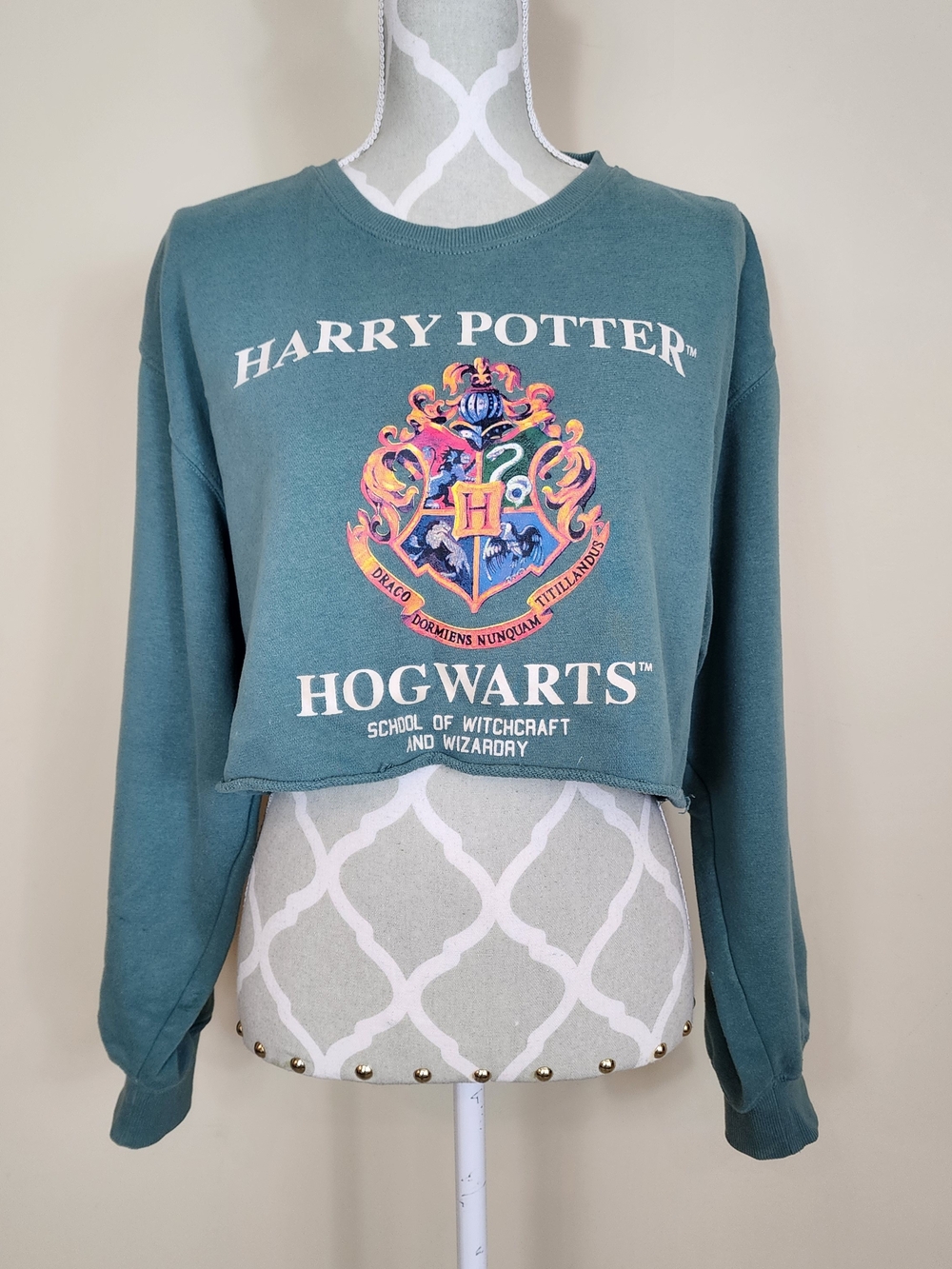Harry Potter Crewneck Hogwarts Crest Cropped Graphic Sweater Green Teal Medium